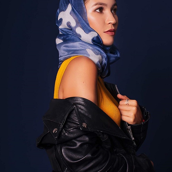 Silk Scarf with Felt Ornaments 100% - Picture 2 of 3